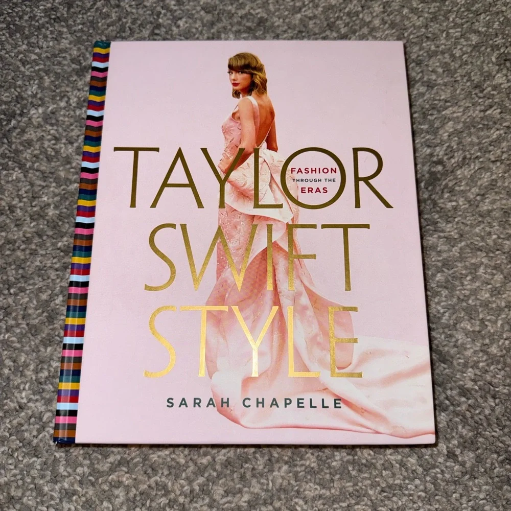 Taylor Swift Style: Fashion Through the Eras - Picture 4 of 15